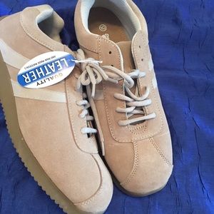 NWT Cross-trekkers Leather Shoes size 10